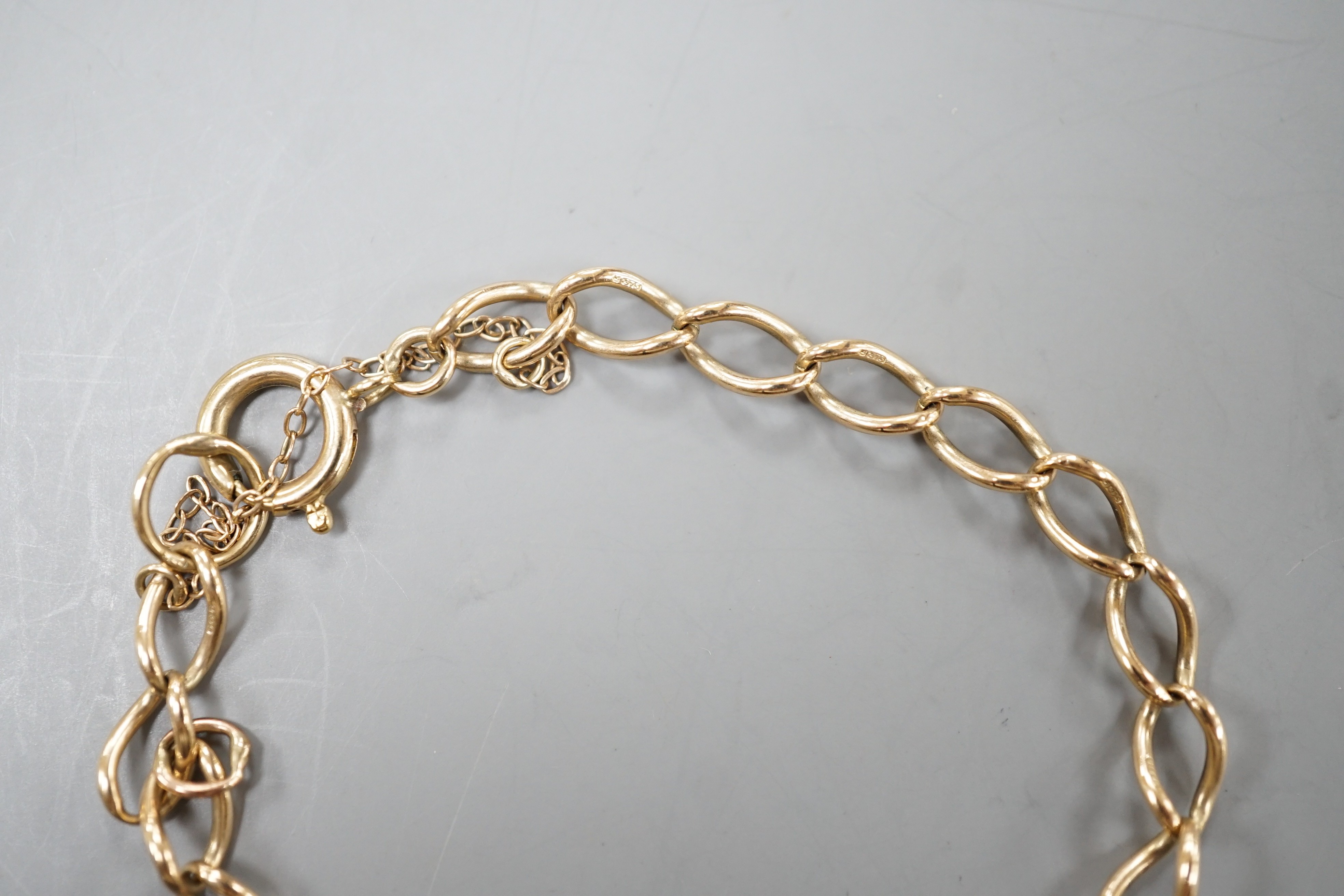 A 9ct gold oval link bracelet, 16cm, 5.2 grams.